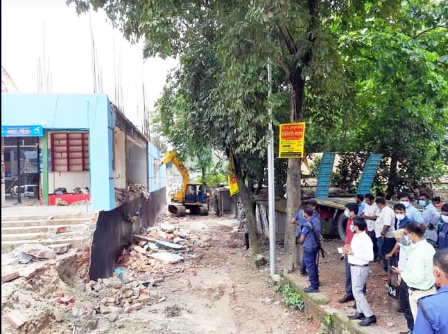 অনুমোদিত পরিকল্পনার বাইরে ভবন নির্মাণ করায় তা ভেঙে দিয়েছে মসিক ভ্রাম্যমাণ আদালত
