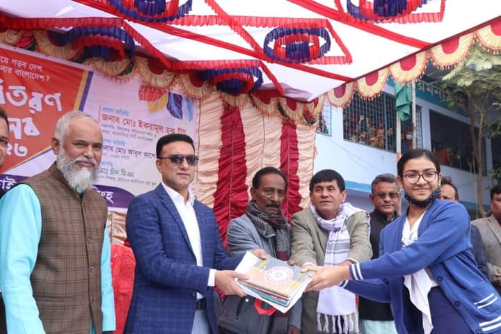 নগরীর বিভিন্ন বিদ্যালয়ে বই উৎসব উদ্বোধন করেছেন মাননীয় মসিক মেয়র